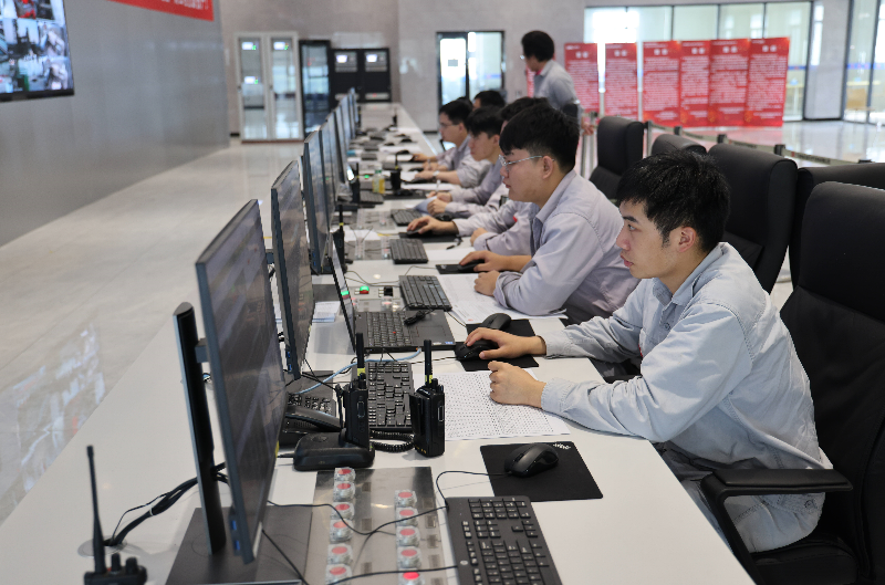 图2：运行人员在认真监盘（上传系统）.jpg